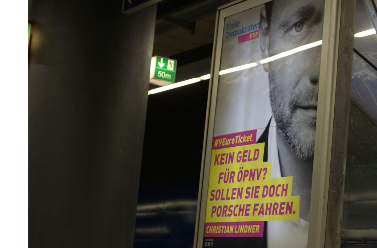 Fake-Plakat an der S-Bahn-Haltestelle Feuersee: Rund 40 Protestposter haben Aktivisten in Stuttgart aufgehängt. Foto: red
