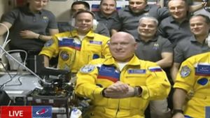 Kosmonauten sorgen mit gelb-blauen Fluganzügen für Schlagzeilen