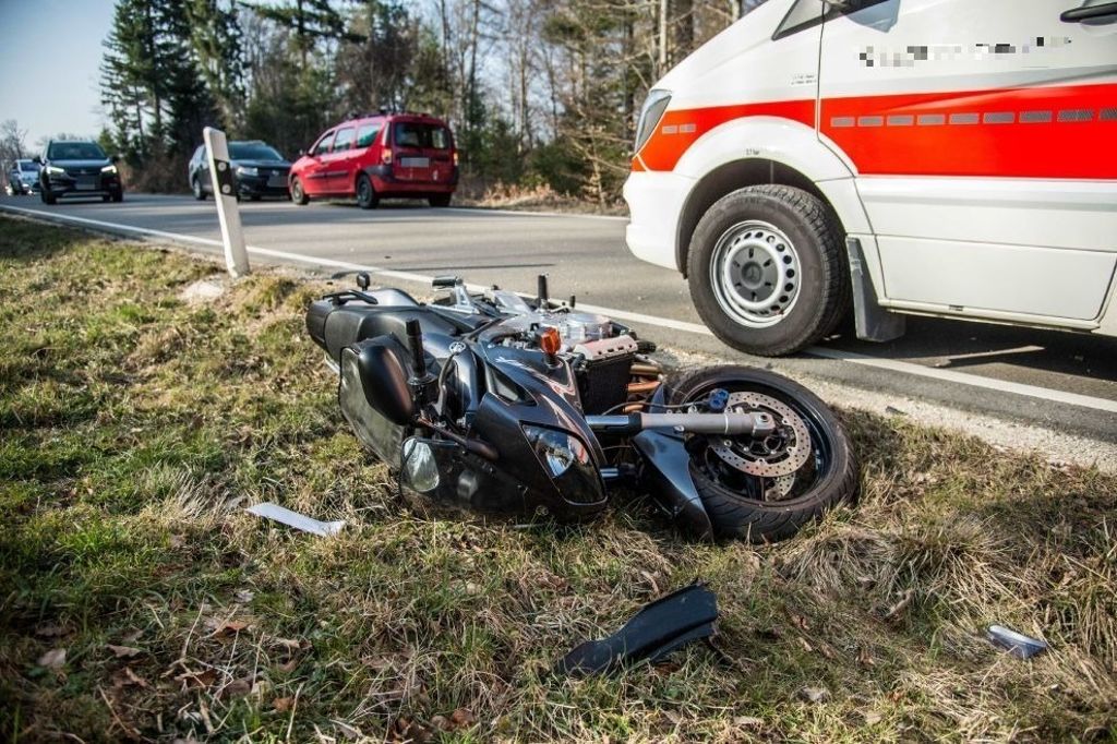 Motorrad prallt auf Kleinbus - 25-Jähriger stirbt
