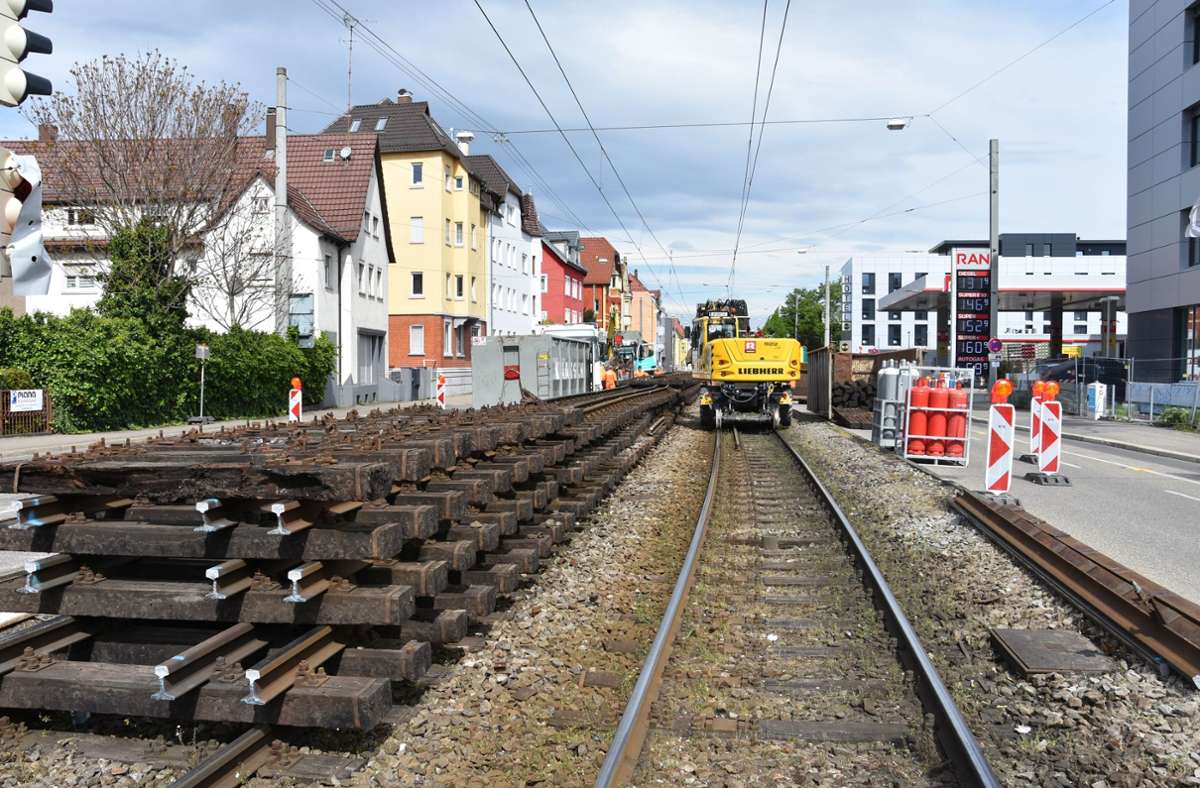 Der Beginn der Gleisbauarbeiten: Mit einem Fahrbagger werden die Schienen ausgebaut.