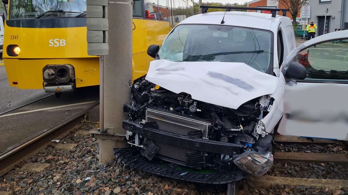 Unfall in Bad Cannstatt: Auto stößt mit Stadtbahn zusammen