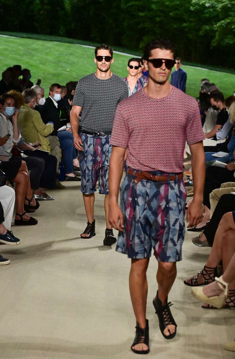 Giorgio Armanis Bekleidungsvorschlag für den nächsten Sommer auf der Mailänder Modemesse. Die Hosen sind weniger aufregend als die Sandalen mit den dünnen Riemen. Das kommt in Rom sicher gut an, nur in Castrop-Rauxel könnte es mit dieser antiken Anmutung schwierig werden.
