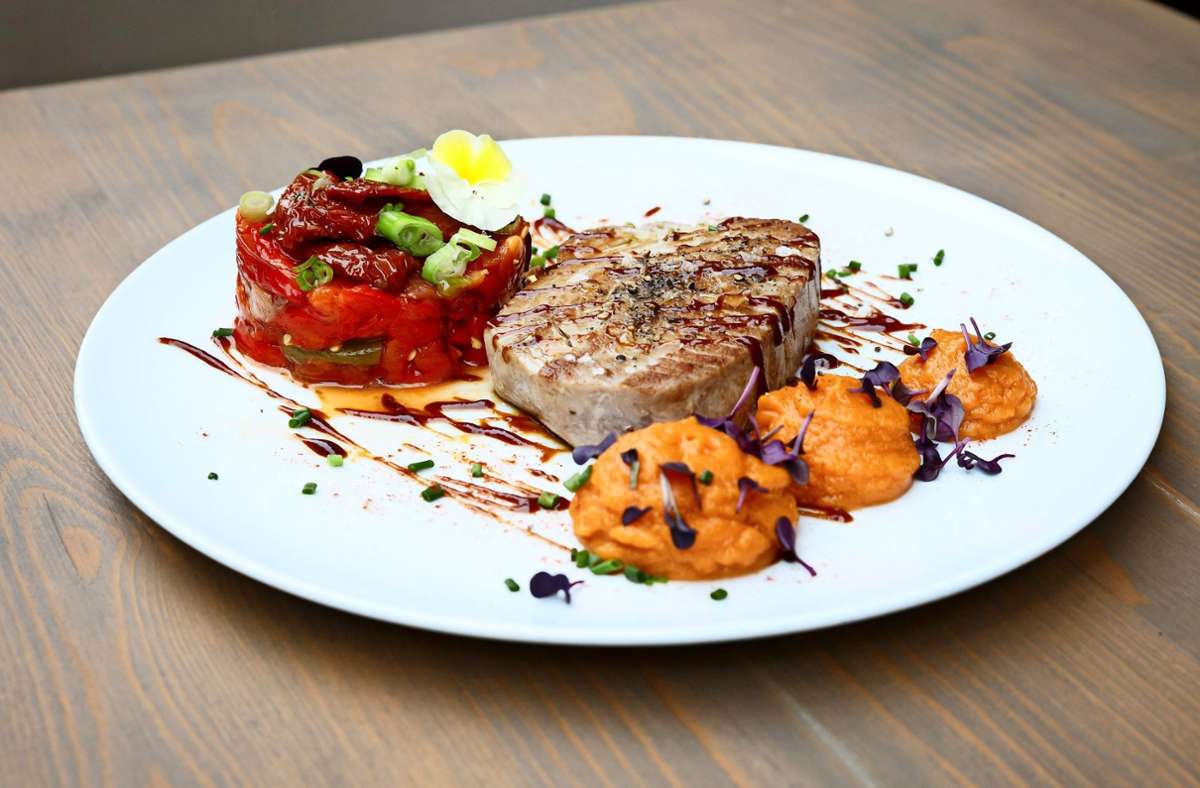 Die spanische Delikatesse: Ein Thunfischfilet  mit dem bunten Paprika-Tomaten-Salat und einem Süßkartoffel-Püree.