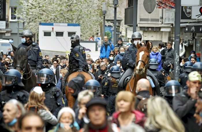 Bilanz zum Demo-Samstag  in Stuttgart: Polizei zeigt 700 Querdenkern Grenzen auf
