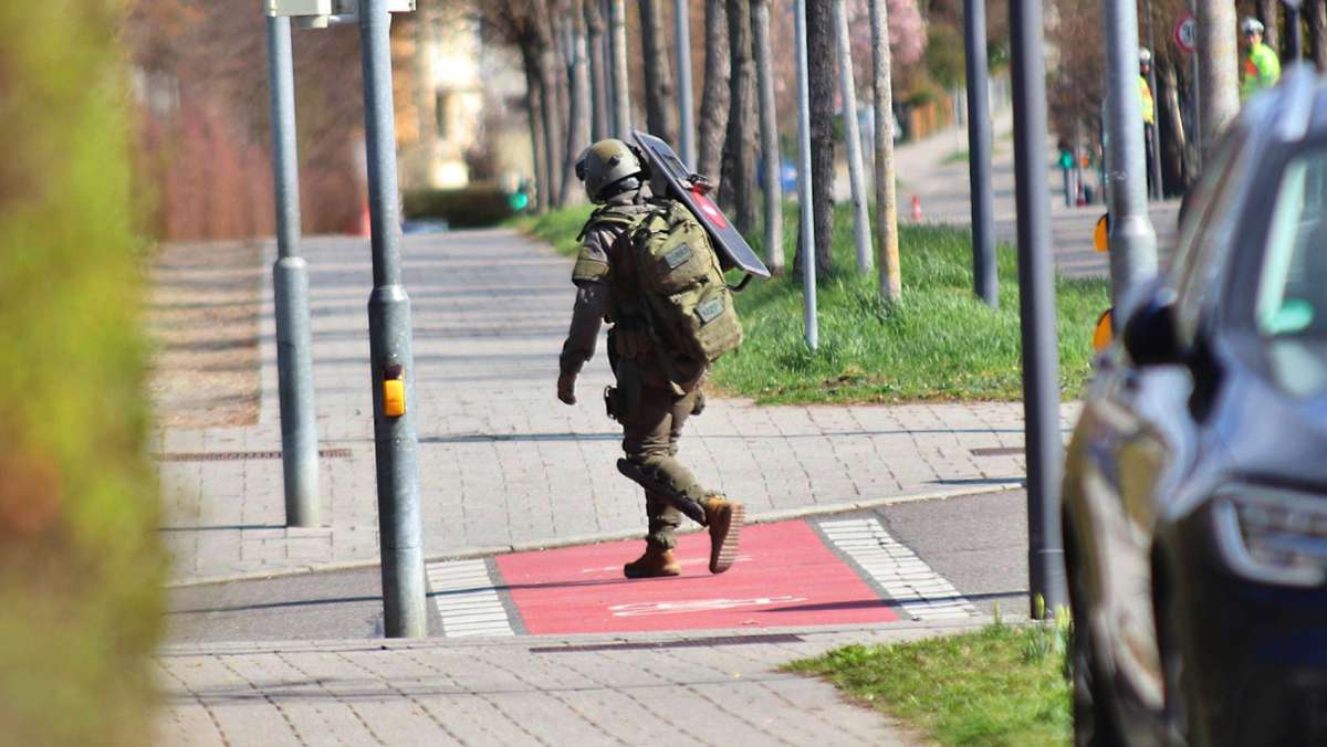 Razzia in Reutlingen im „Reichsbürger“-Milieu: Maschinengewehr und Handgranaten: Schütze hatte Waffenarsenal