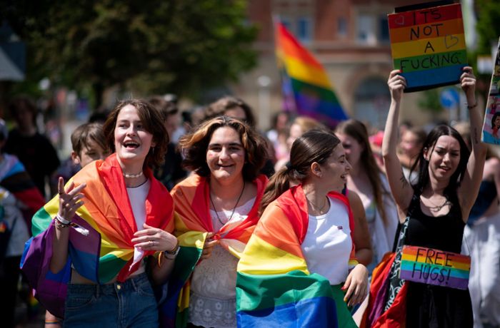 CSD in Herrenberg: 200 Menschen ziehen mit Regenbogenflaggen durch die Stadt