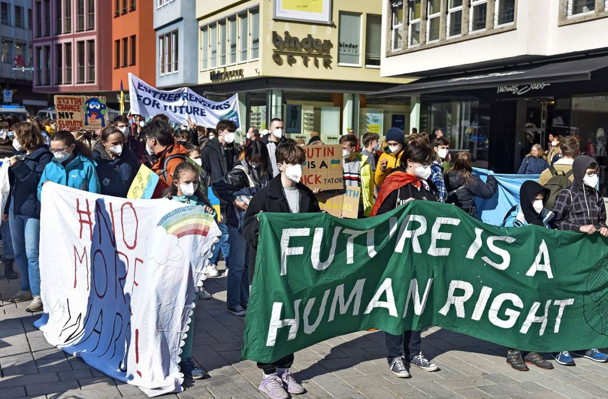Die FFF-Aktivisten demonstrieren auf dem Stuttgarter Marktplatz.