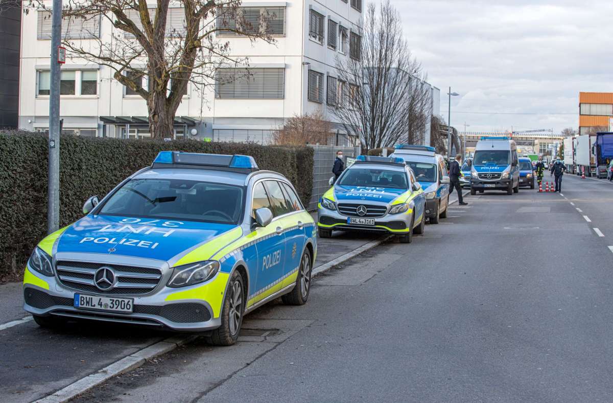 Einsatzkräfte der Polizei vor dem Verwaltungsgebäude von Lidl in Neckarsulm Foto: dpa