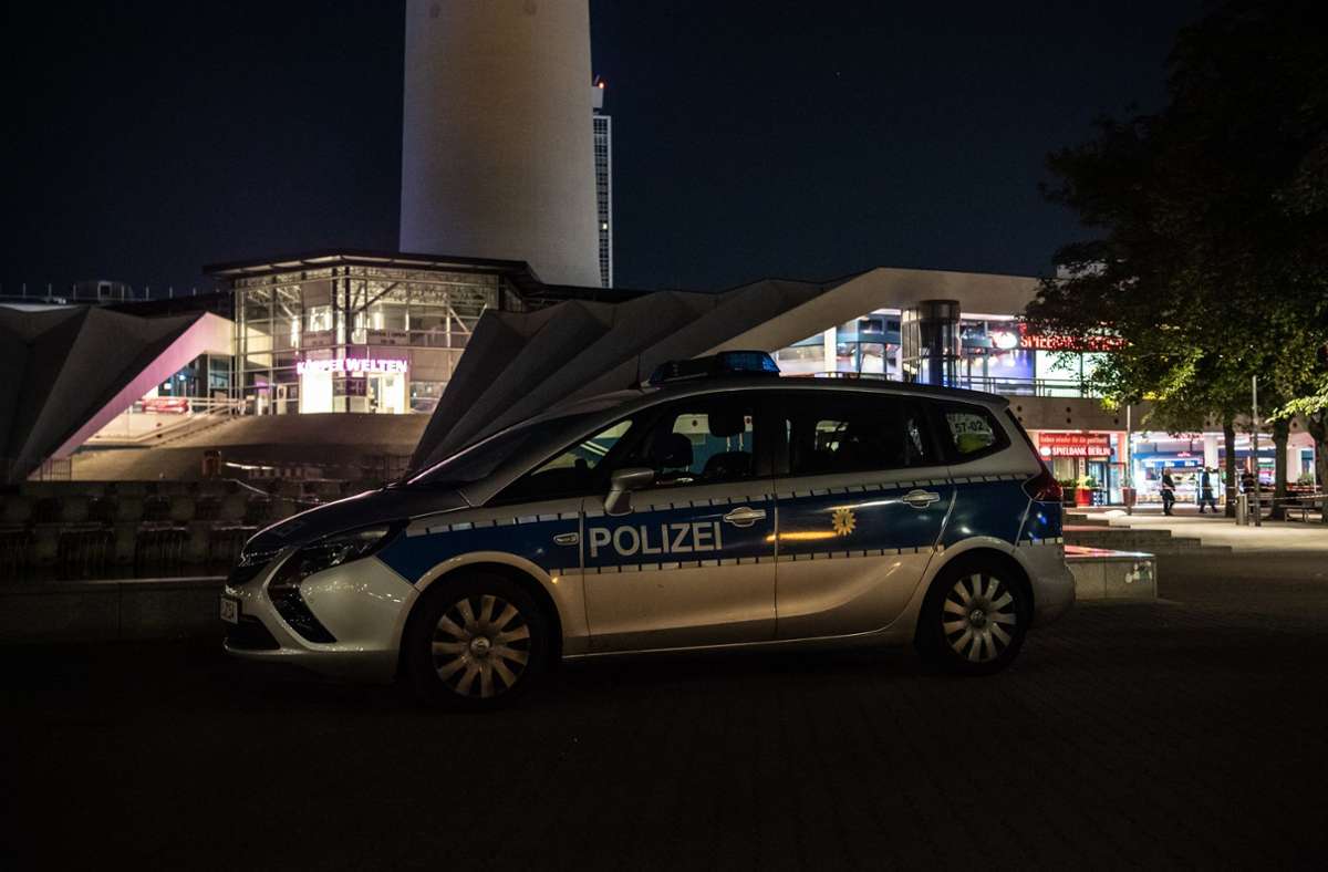 Berichte über Messerstecherei und Schüsse: Ein Toter bei Streit auf Berliner Alexanderplatz