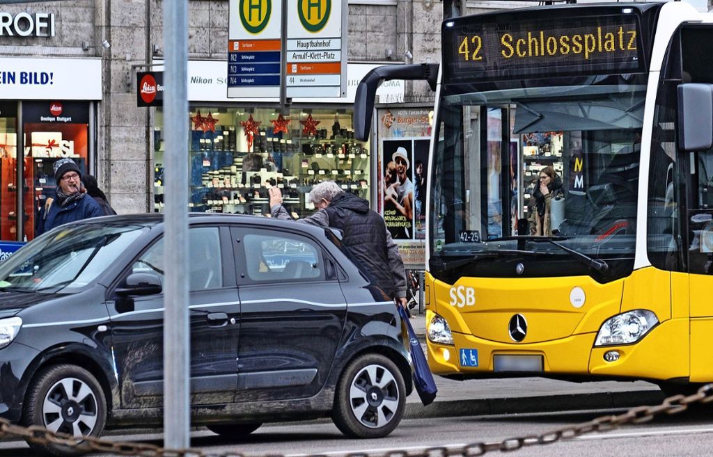 Ein Autofahrer hält auf der Busspur am Arnulf-Klett-Platz gegenüber dem Hauptbahnhof. Erlaubt ist das nicht –  auch wenn man nur kurz jemanden ein- oder aussteigen lässt.