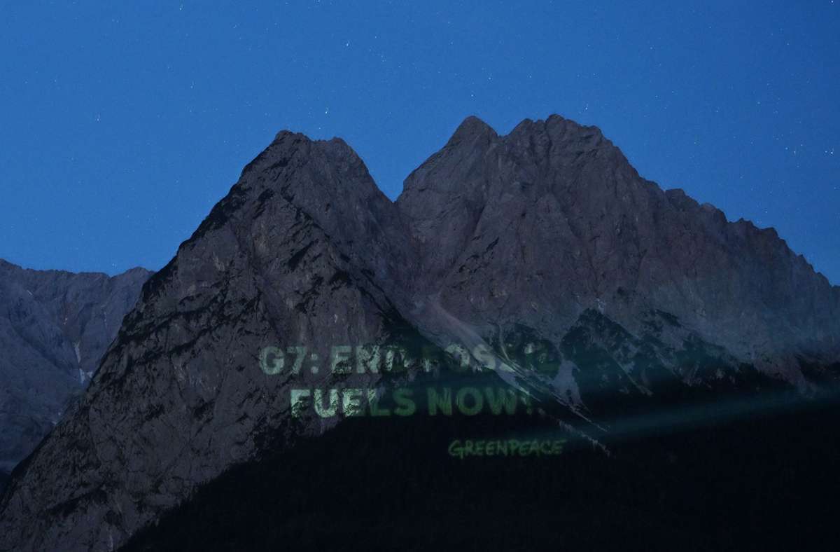 An die Waxensteine projiziert Greenpeace die Forderung „G7: End Fossil Fuels Now“.