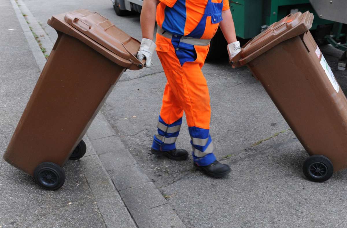 Vorfall in Stuttgart: Autofahrer fährt drei Müllabfuhr-Mitarbeiter  an und flüchtet