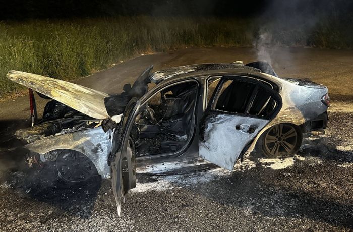 Vollbrand bei Esslingen: BMW steht auf A8 komplett in Flammen
