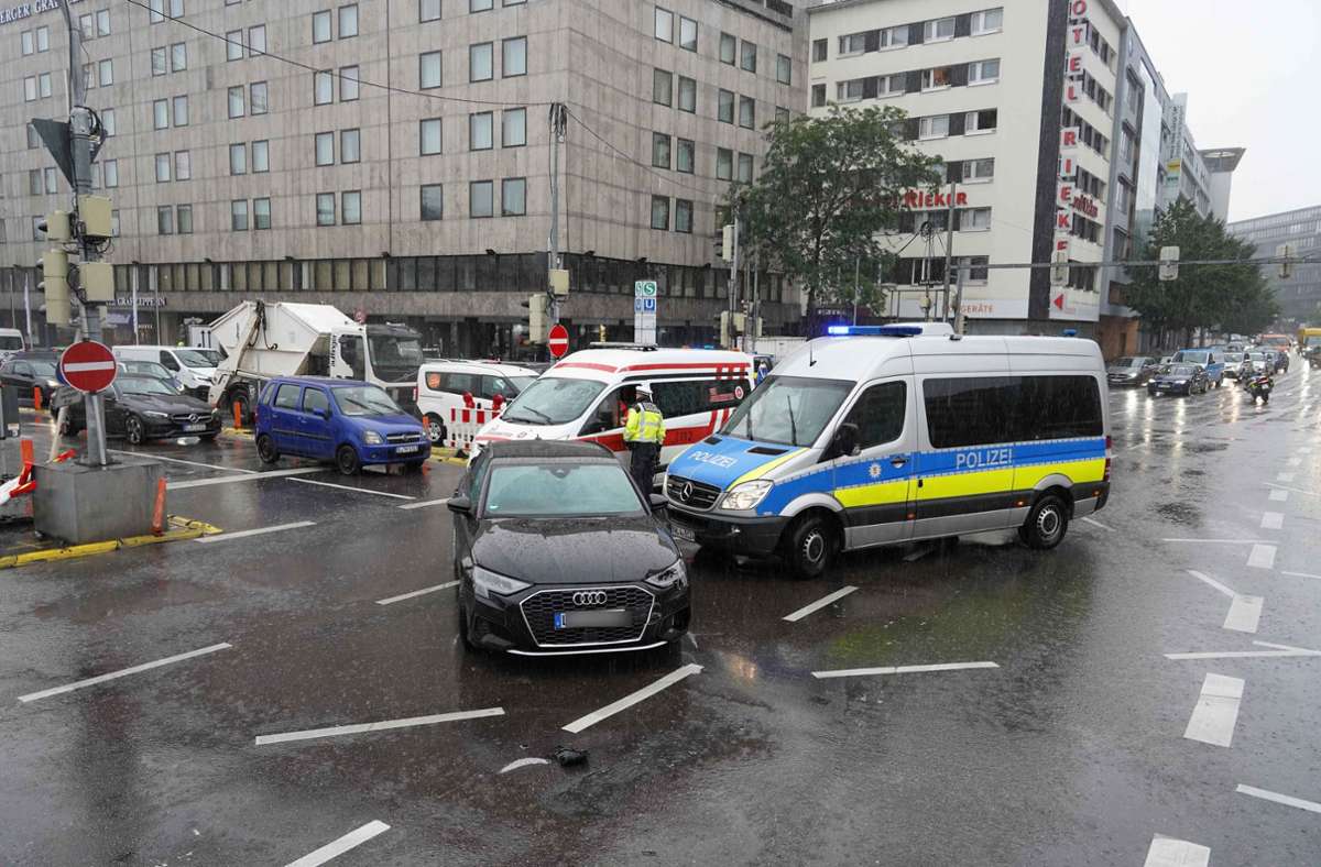 Unfall in Stuttgart-Mitte: Gasnotdienst mit Blaulicht auf der Kreuzung übersehen