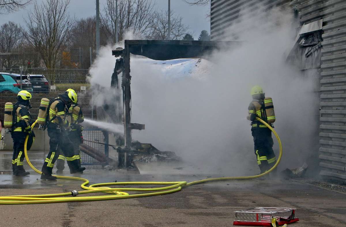 Feuerwehreinsatz bei der AVL in Tamm: 300 000 Euro Schaden durch Containerbrand
