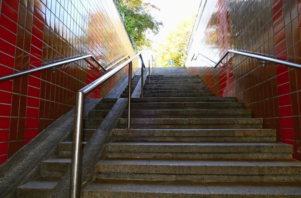 Ein Horror für ältere Menschen sind die vielen Stufen. Für Rollstuhlfahrer  sind die Treppen ein unüberwindbares Hindernis.