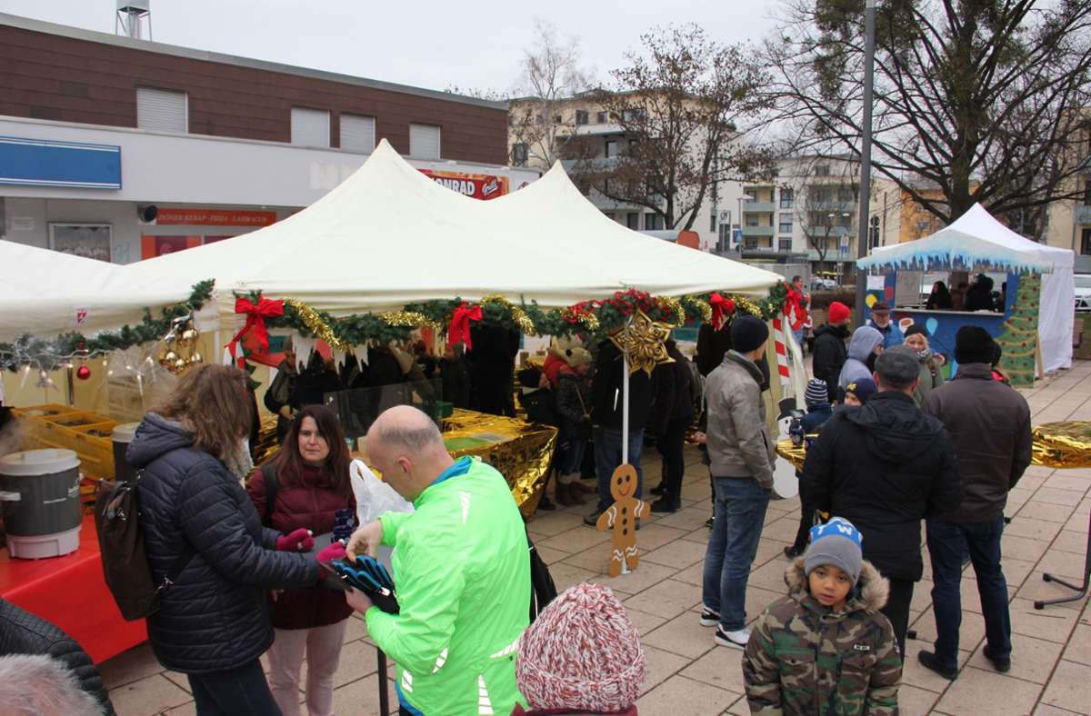 Der TSV Weilimdorf plant dieses Jahr den Weihnachtsmarkt in Giebel. Wie in den vergangenen Jahren „vor Corona“ soll der Markt wieder am 3. Adventssamstag, 10. Dezember, von 13 bis 19 Uhr auf dem Ernst-Reuter-Platz  stattfinden.  Der Tannenbaum wird dank der Initiative vom Haus der Begegnung auch wieder seinen Platz finden.