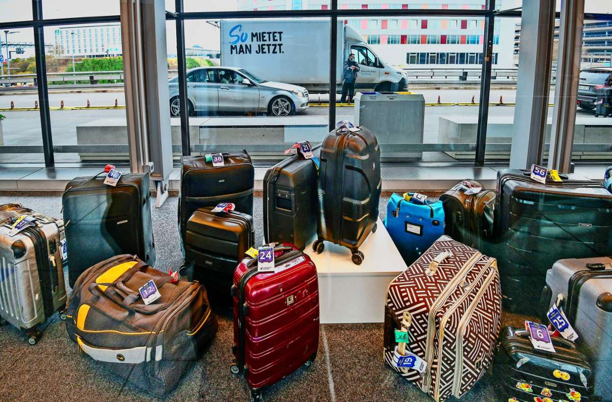 Kofferversteigerung am Flughafen Stuttgart: Im Koffer stecken Besteck, Alexa und  Unterhose