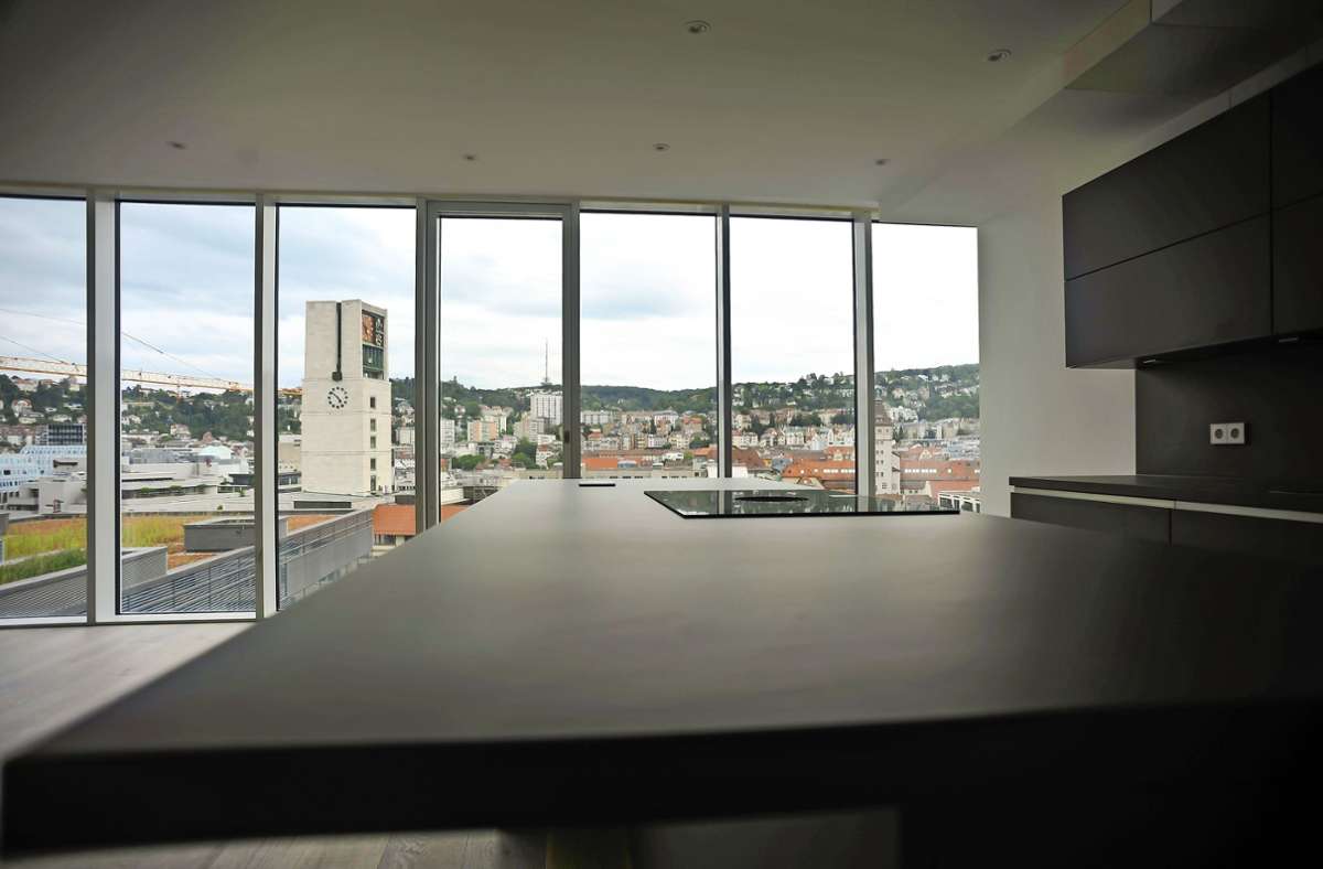 Der Blick auf die Stadt  aus den Penthouses durch bodentiefe Fenster und von den Dachterrassen