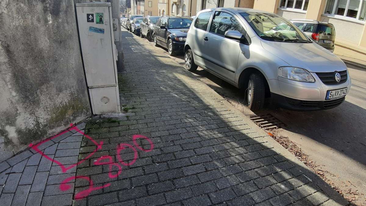 Bis zur Einführung des Parkraummanagements werden in Untertürkheim noch zahlreiche Parkscheinautomaten aufgestellt. Die Stellen sind schon farbig markiert.