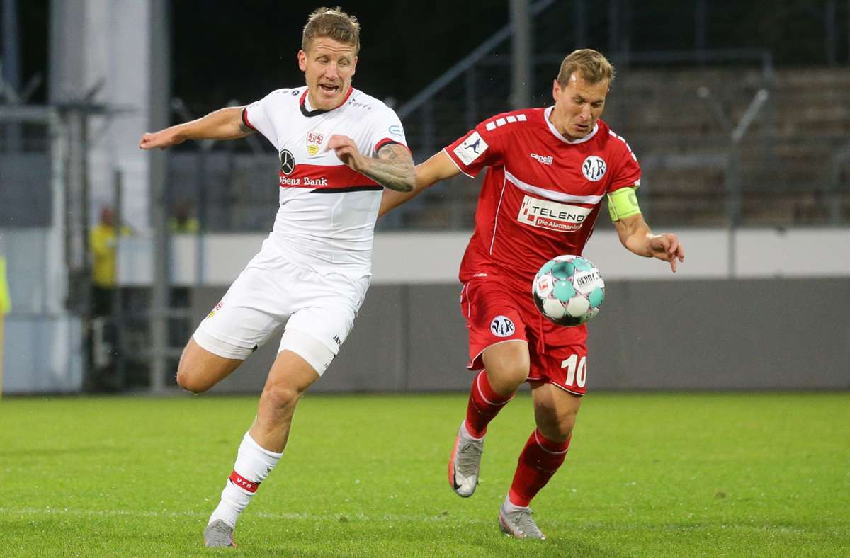 Alessandro Abruscia (re.) im Laufduell mit Sven Schipplock vom VfB Stuttgart II.