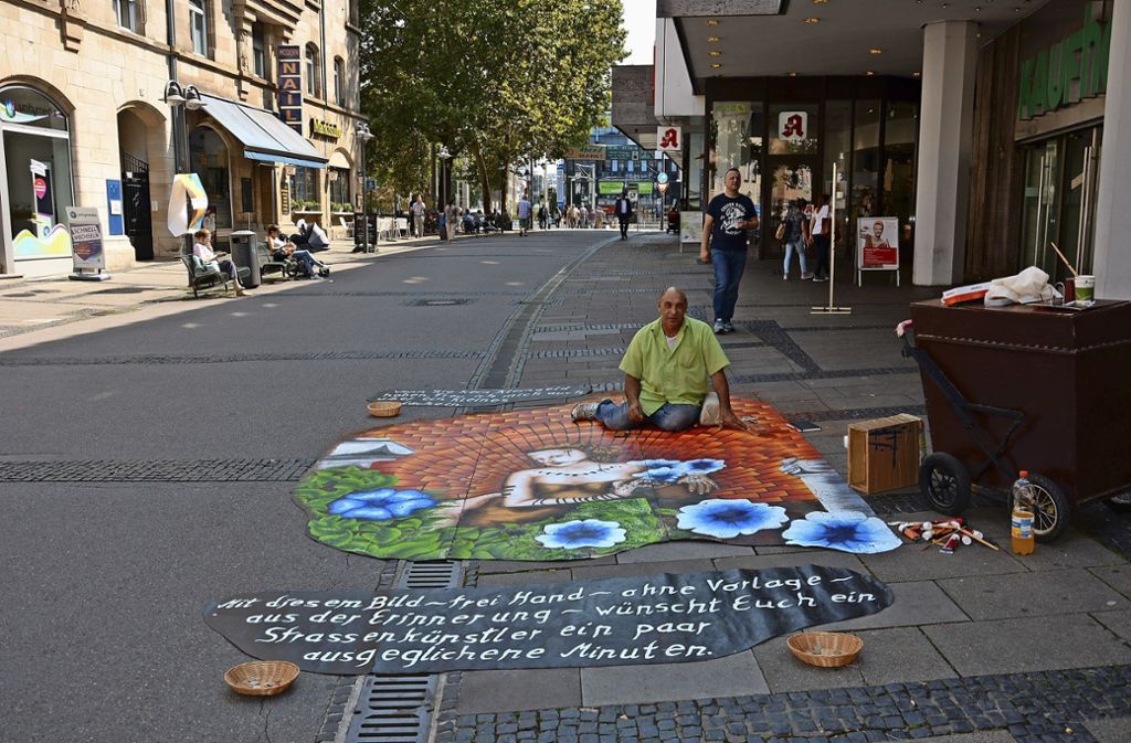 Bad CannstattSiegfried Adler zeigt seine Kunst in der Fußgängerzone: Straßenkunst in der Bad Cannstatter Innenstadt