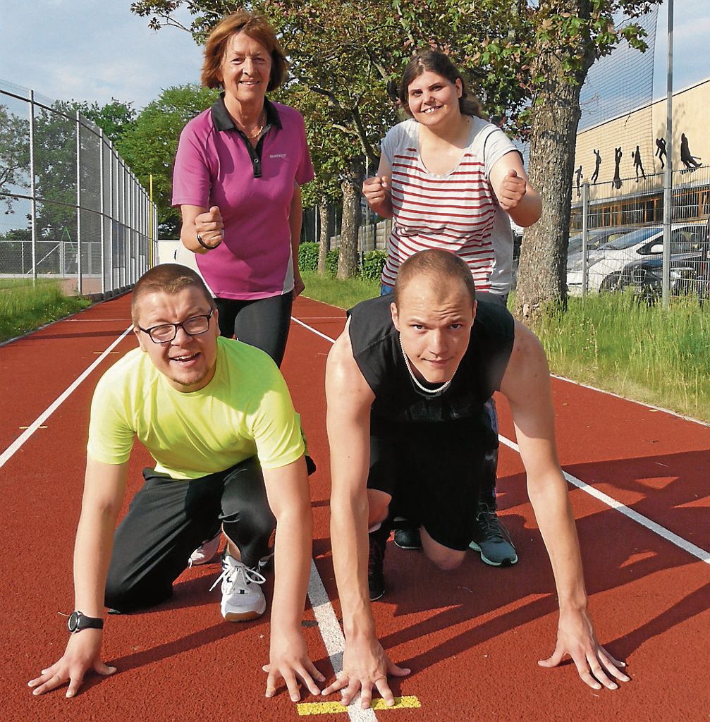 Behinderte und Nichtbehinderte               der Trainingsgruppe des Caritasverbands machen               zusammen               beim               Stuttgart-Lauf               mit: Als Tandem ins Ziel