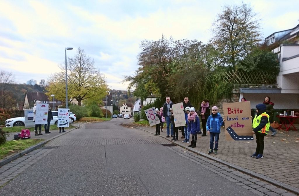 Schüler und Eltern fordern mehr Rücksicht im Straßenverkehr an den Schulwegen im Ort: Protestaktion gegen Schleichverkehr