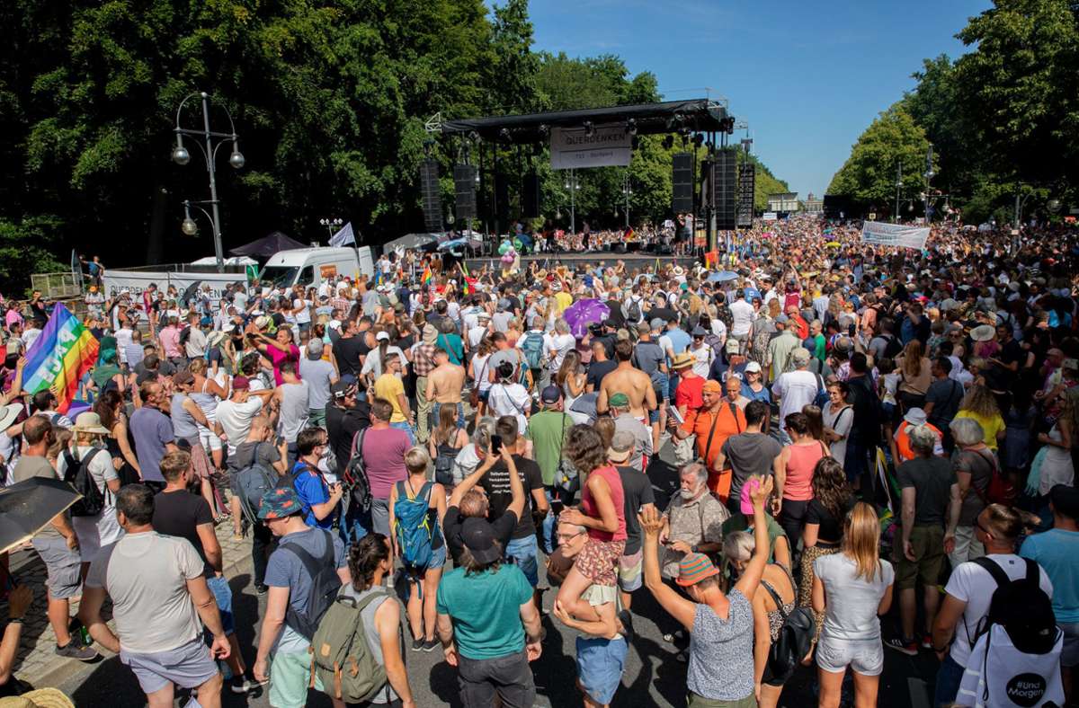 Mehrere tausend Menschen haben am Samstag in Berlin gegen die Corona-Maßnahmen demonstriert.