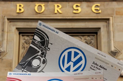 Historische Wertpapiere der VW AG Foto: dpa/Jochen Lübke