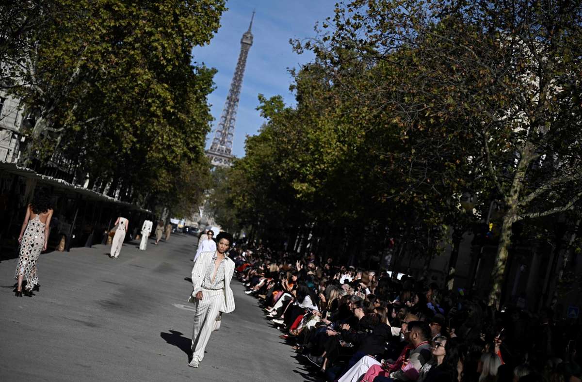 Fashion Week in Paris: Stella McCartney zeigt ihre Mode Open Air