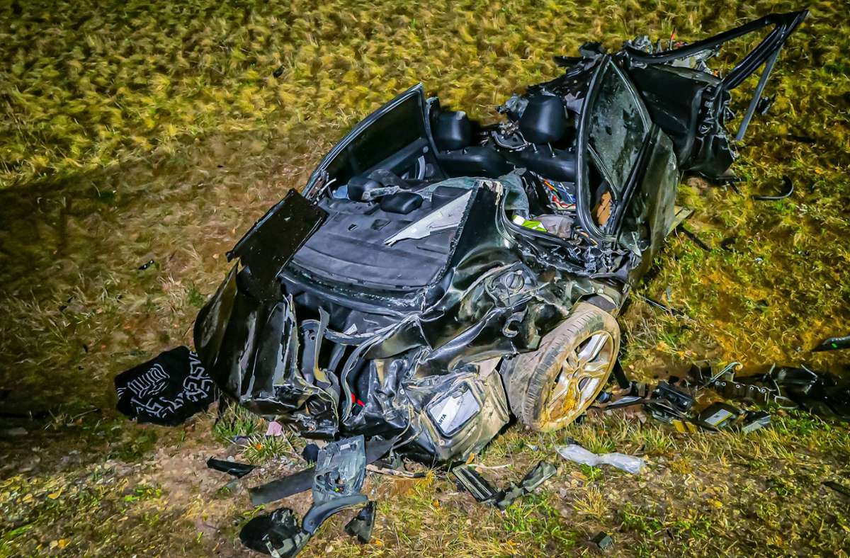 Unfall auf A8 bei Dornstadt: Betrunkener verliert Kontrolle über BMW und rast in Lkw