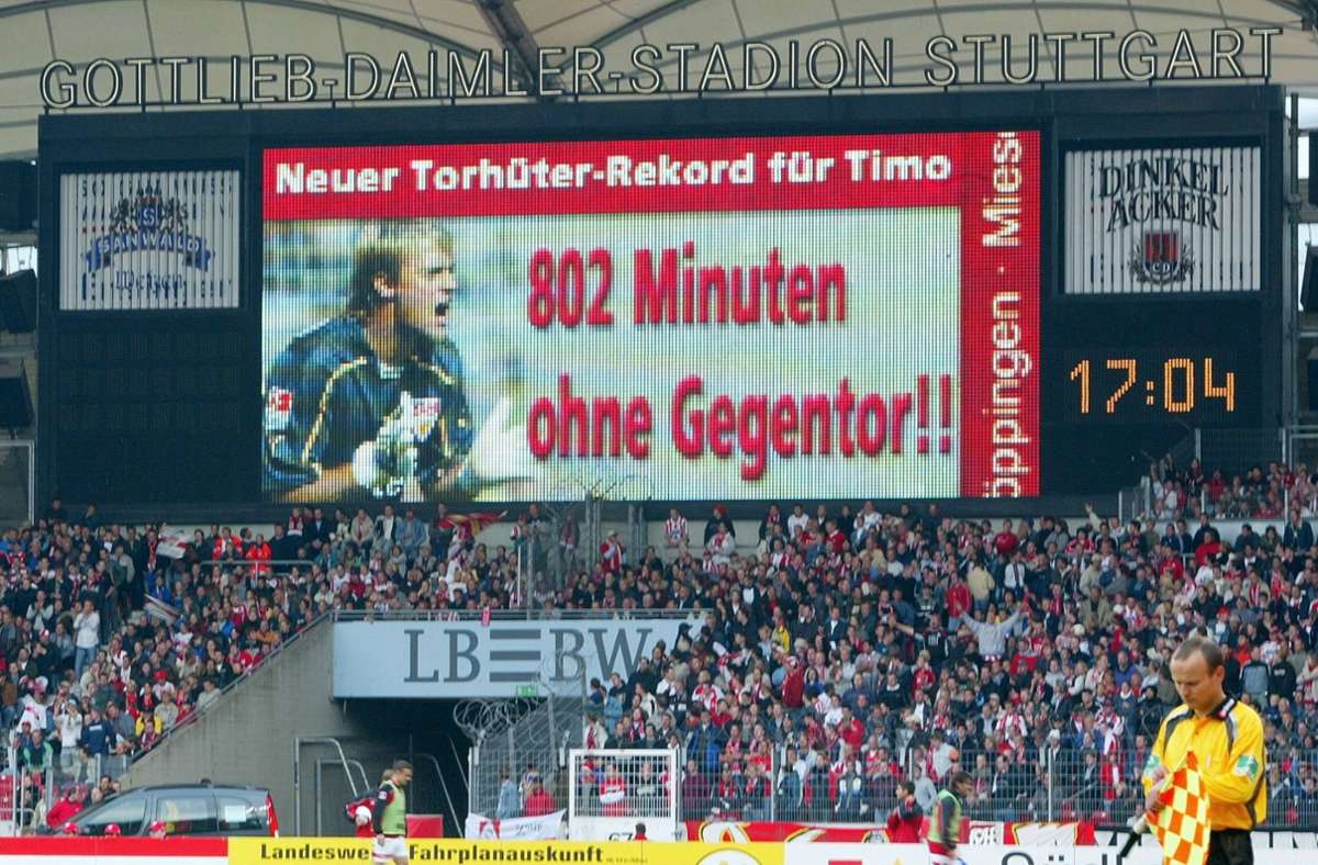 Im torlosen Heimspiel gegen den 1. FC Köln am 8. Spieltag der Saison 2003/04 wird der Moment im Stadion auf der Anzeigetafel gefeiert, als Hildebrand den neuen Rekord aufgestellt hat.