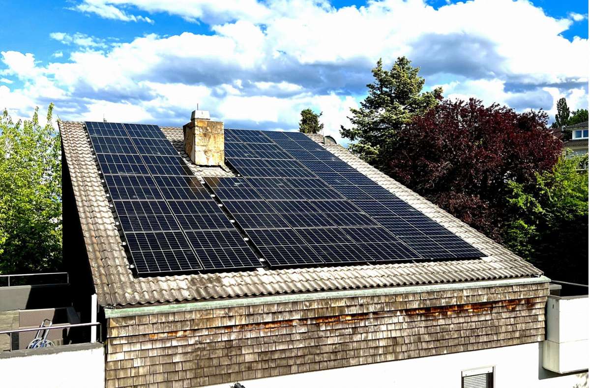 Immer mehr Menschen wollen eine Solaranlage auf dem Dach haben – wie Martin Pesch aus Leinfelden-Echterdingen, dessen Haus hier zu sehen ist. Für den bürokratischen Hürdenlauf müssen sie teils Geduld mitbringen. Foto: privat