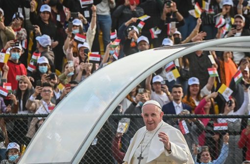 Papst Franziskus hält eine Messe im irakischen Franso-Hariri-Stadion ab. Foto: dpa/STR