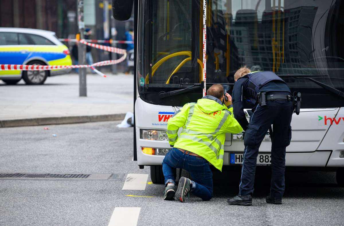 Busunfall in Hamburg: Junge aus Stuttgart von Linienbus überrollt und tödlich verletzt