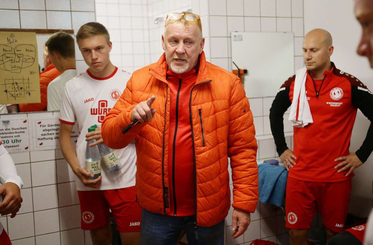 Trainer Markus „Toni“ Sailer bei einer Kabinenansprache mit seinen Spielern vom TSV Lippoldsweiler