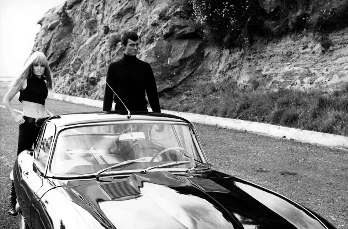 Filmszene mit Jaguar und aparten Darstellern: Danger Diabolik, eine italienisch-französische Kinoproduktion aus dem Jahr 1968 mit der Schauspielerin Melissa Mell und ihrem Kollegen John Phillip.
