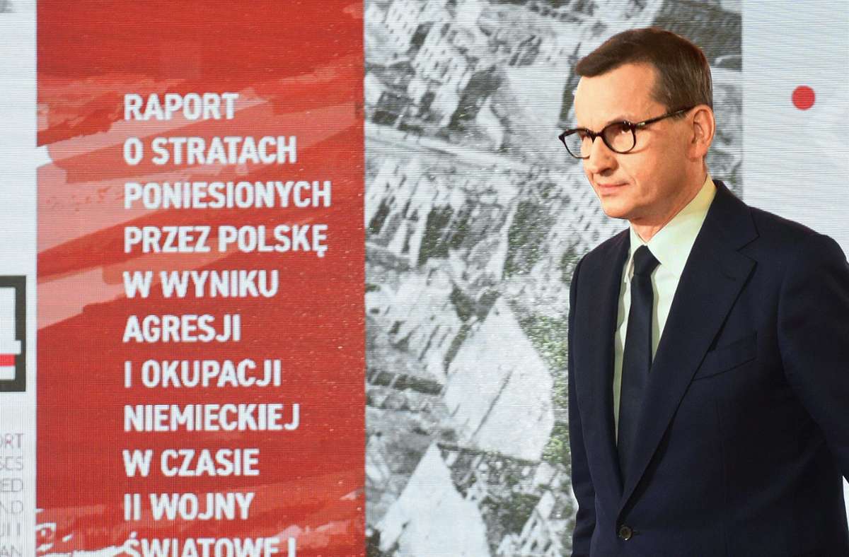 Polens Premier Mateusz Morawiecki präsentiert den Bericht  zu den von Deutschland angerichteten Kriegsschäden. Foto: //D. Burzykowski