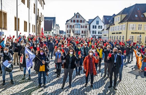 Bei der Gegendemonstration am Samstag auf dem Schlossplatz zeigen die Teilnehmer der AfD die Rote Karte. Foto: Giacinto Carlucci