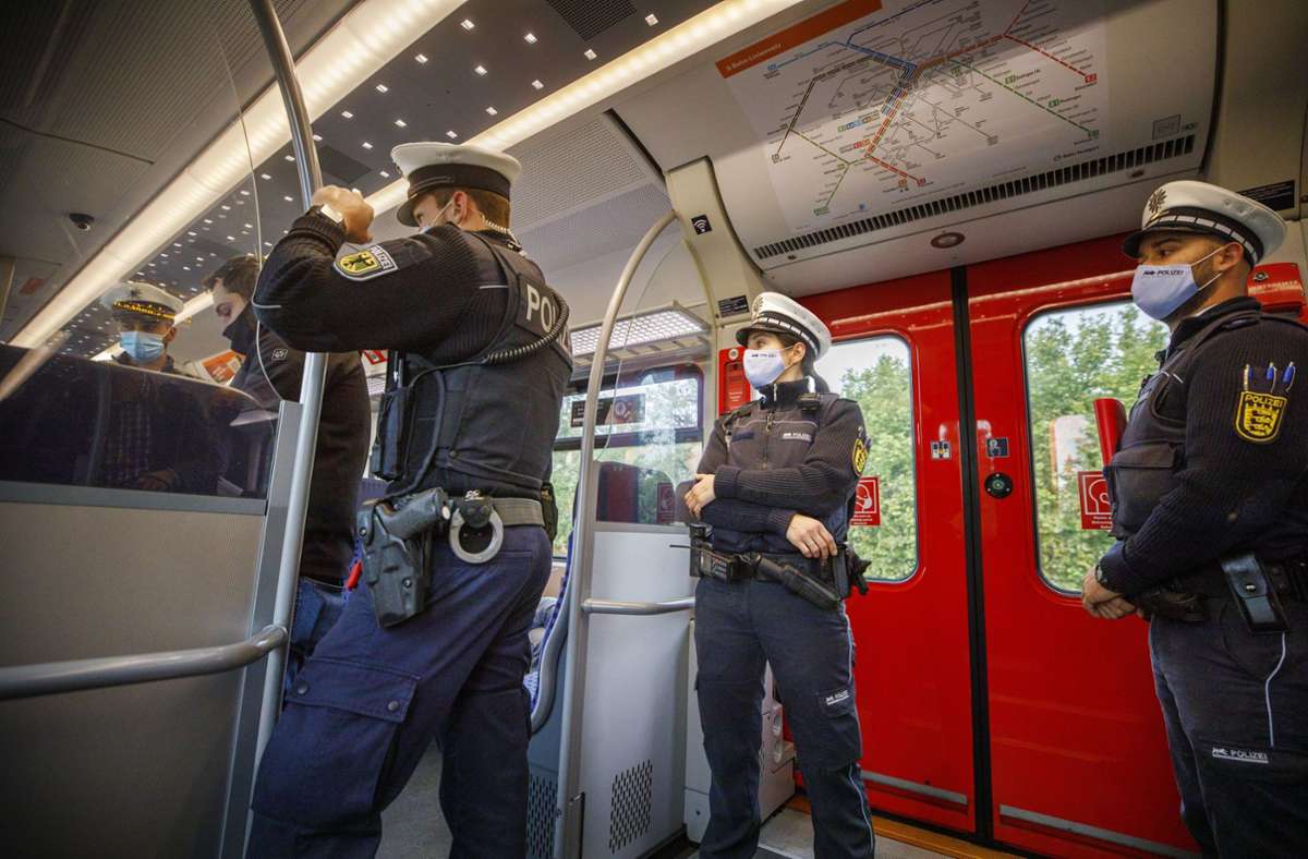 Schwerpunktaktion in Stuttgarter S-Bahn: Polizei zeigt Flagge gegen Straftaten in der  S-Bahn