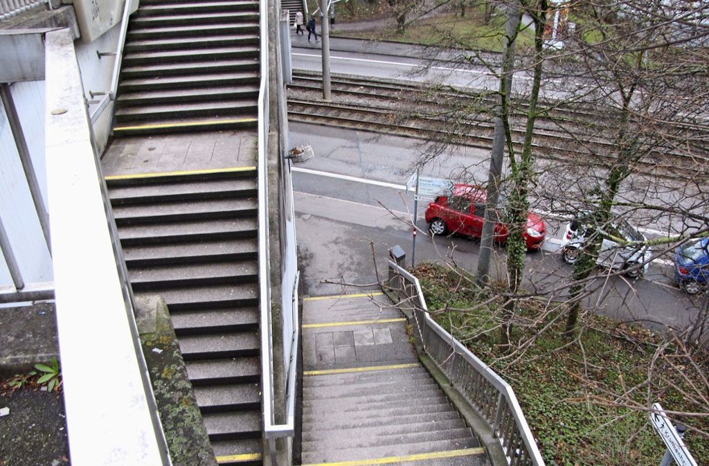 An der Haltestelle Nürnberger Straße sind zahlreiche Treppen zu bewältigen: Beschwerlicher Fußweg ans Krankenhaus Bad Cannstatt