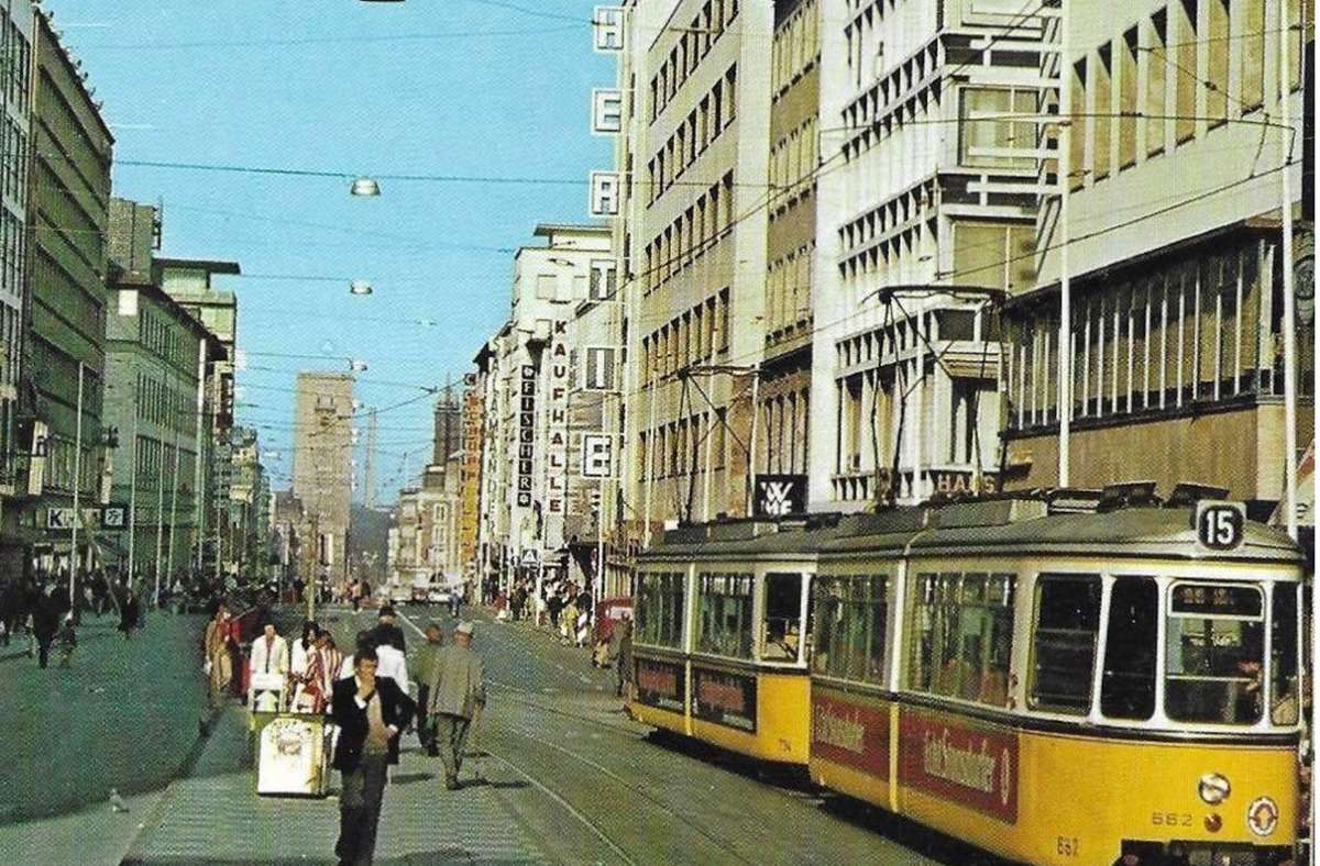 Als noch die Straßenbahn auf der Königstraße fuhr, gab es die Kaufhäuser Hertie und Kaufhalle.