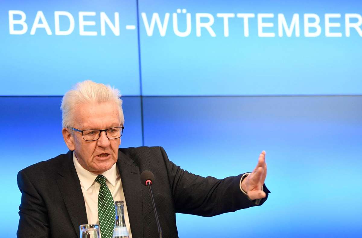 Winfried Kretschmann äußerte sich in einer Pressekonferenz zur Corona-Lage. Foto: AFP/THOMAS KIENZLE