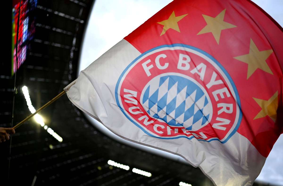 FC Bayern München: Der Rekordmeister wird im Achental Resort (4 Sterne) in Grassau am Chiemsee residieren. Auch Zweitliga-Aufstiegskandidat Greuther Fürth wollte sich dort einquartieren, die Entscheidung des Hotels fiel aber zugunsten des FC Bayern aus.
