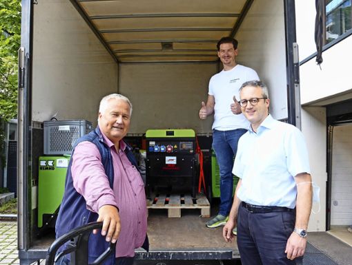 Bernhard Kulisch, Thomas Rodens und Fabian Spöhr (von links) vom Rotary Club Stuttgart-Solitude haben am Freitag die ersten Geräte für den Transport nach Trier und Bitburg verladen. Foto:  