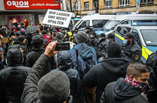 Polizisten versperren den Demoteilnehmern den Weg. Foto: dpa/Christoph Schmidt