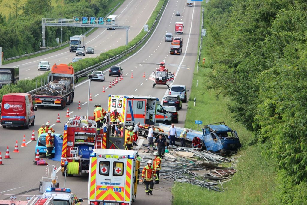 Beifahrer kommt ums Leben, der Fahrer wird leicht verletzt: Ein Toter: Lastwagen überschlägt sich auf A81