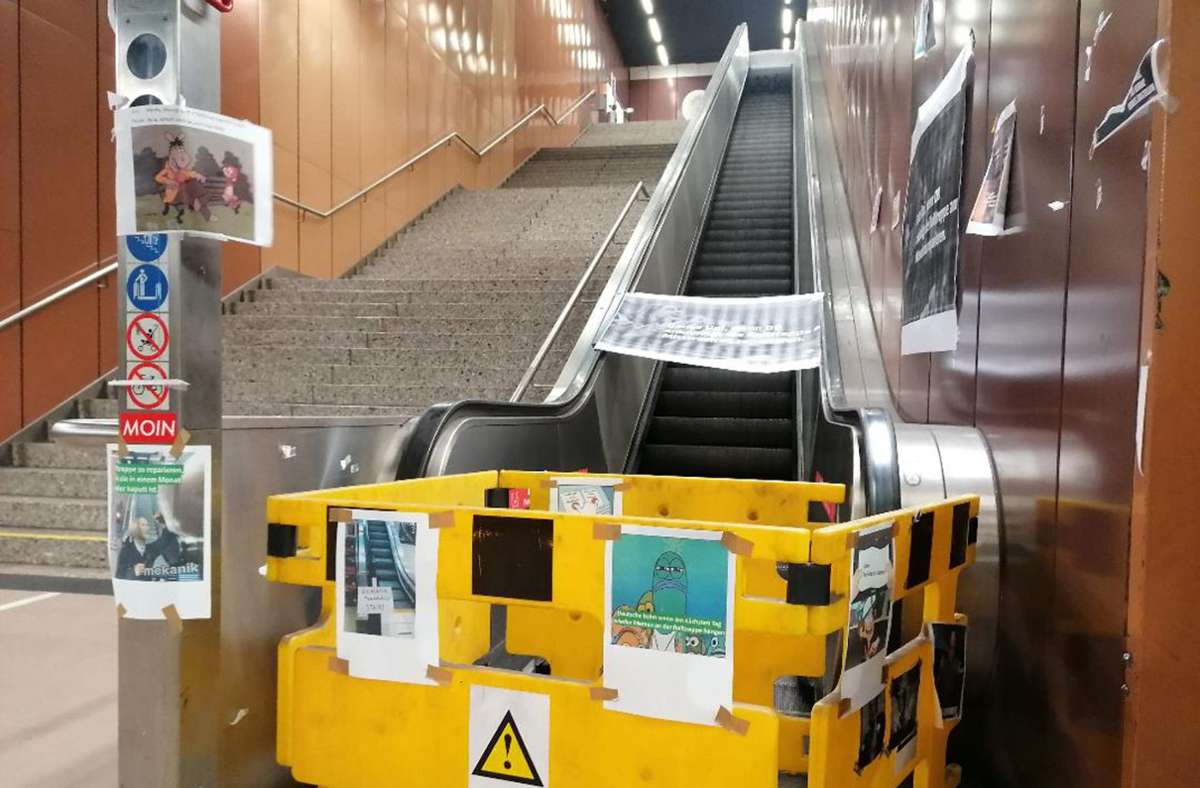 An der Haltestelle Universität in Stuttgart fand sich an der kaputten Rolltreppe kreativer Protest. Mittlerweile rollt sie wieder; mehr Memes in der Bildergalerie.