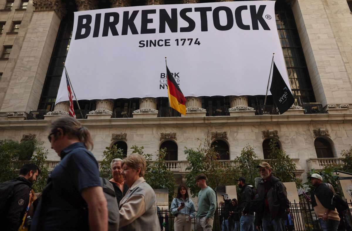 Enttäuschung bei Börsendebüt: Birkenstock-Aktie fällt um mehr als zehn Prozent